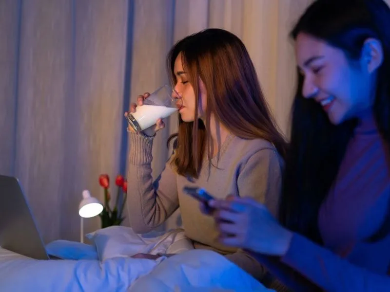 uong sua truoc khi ngu co tot khong goc nhin chuyen gia
